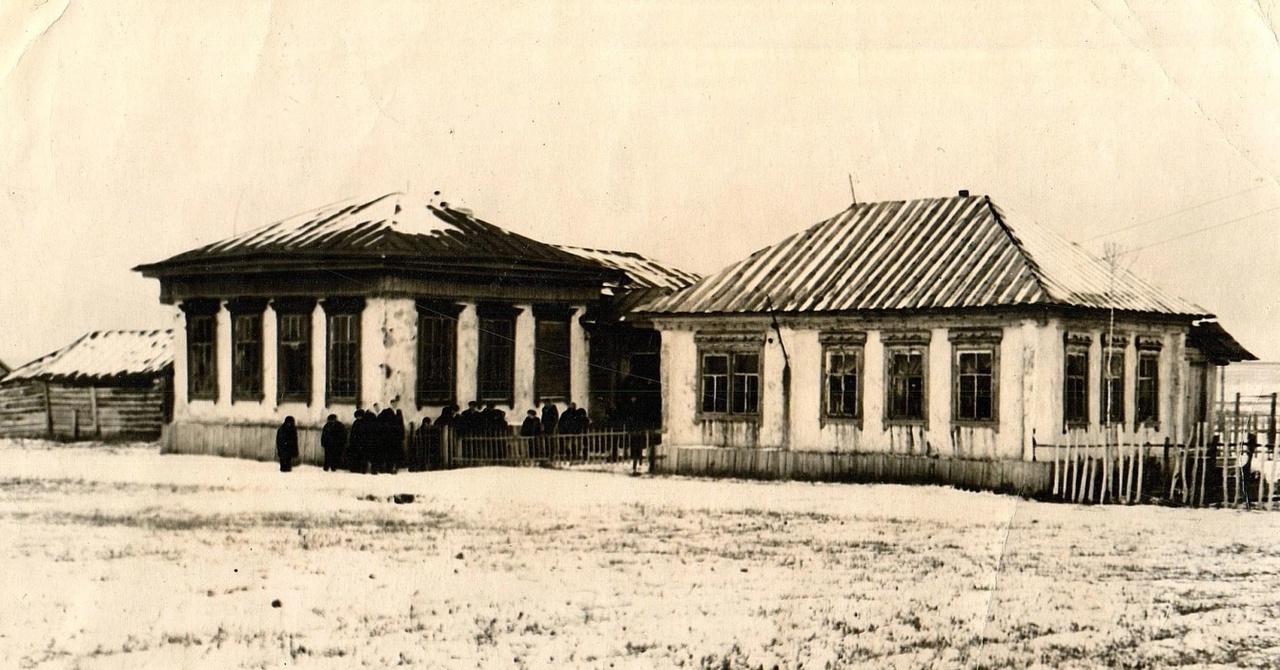 Первые здания школы